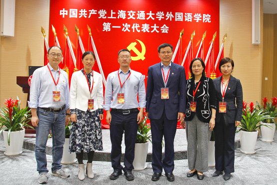 一群人站在一起
描述已自动生成